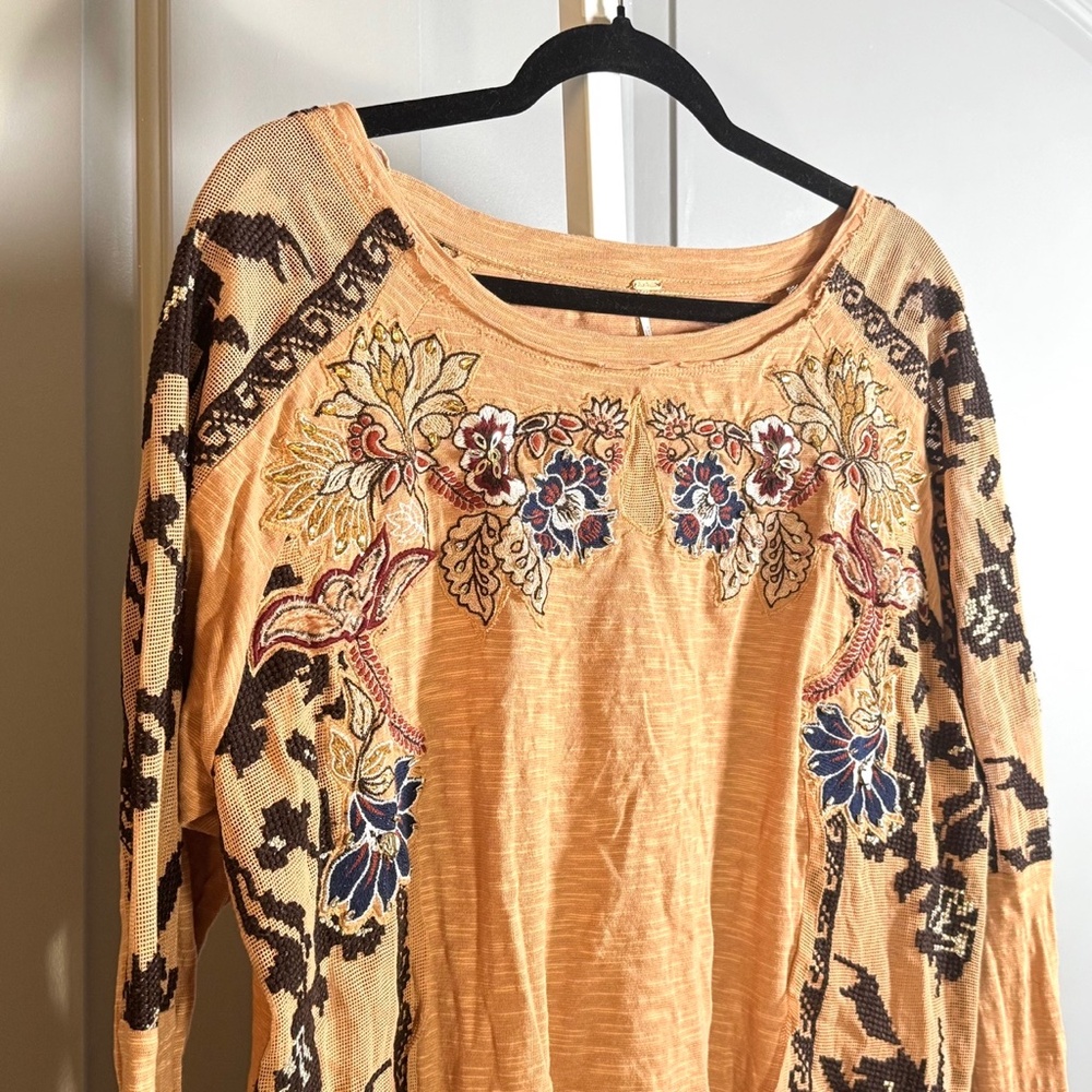 FREE PEOPLE TAN EMBROIDERED LONG SLEEVED BOHO T-SHIRT SZ M - Picture 3 of 5